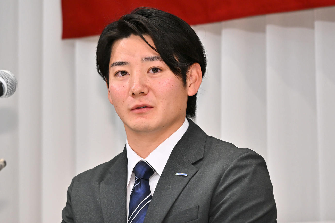 仮契約を終え会見する巨人ドラフト1位の鷺宮製作所・竹丸（撮影・滝沢徹郎）
