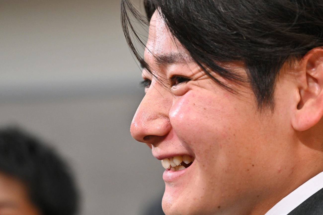 仮契約を終えた巨人ドラフト1位の鷺宮製作所・竹丸は囲み取材で笑顔を見せる（撮影・滝沢徹郎）