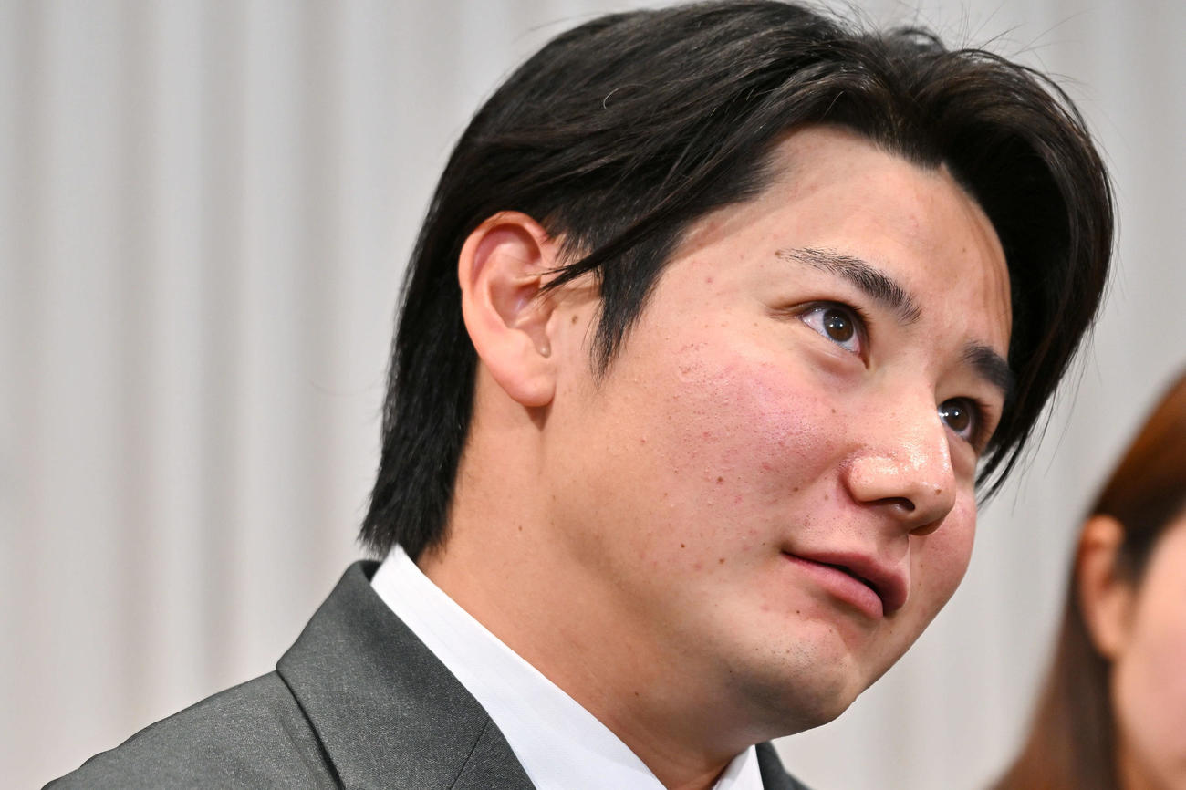 仮契約を終えた巨人ドラフト1位の鷺宮製作所・竹丸は囲み取材に応じる（撮影・滝沢徹郎）