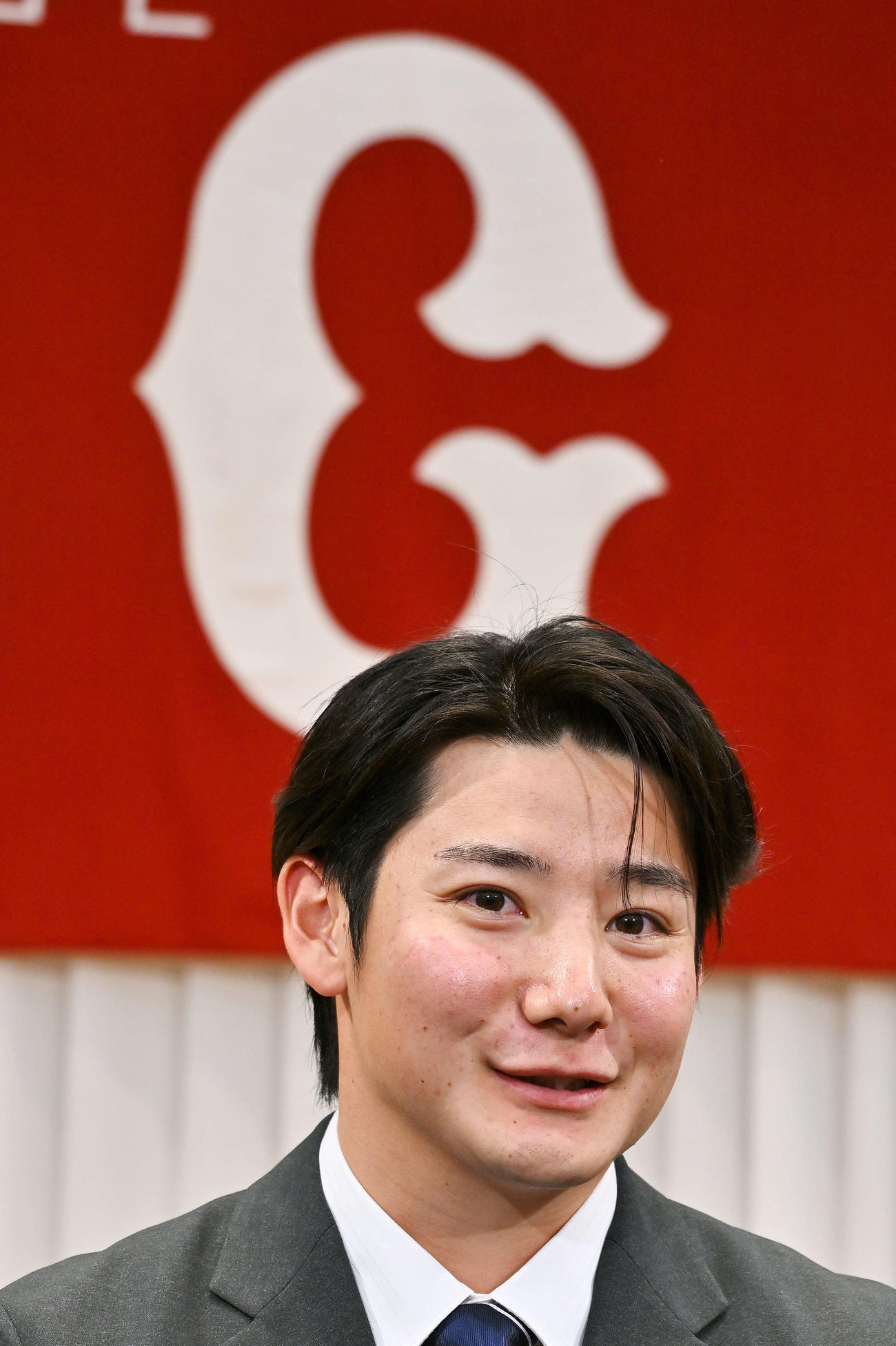 仮契約を終えた巨人ドラフト1位の鷺宮製作所・竹丸は囲み取材で笑顔を見せる（撮影・滝沢徹郎）