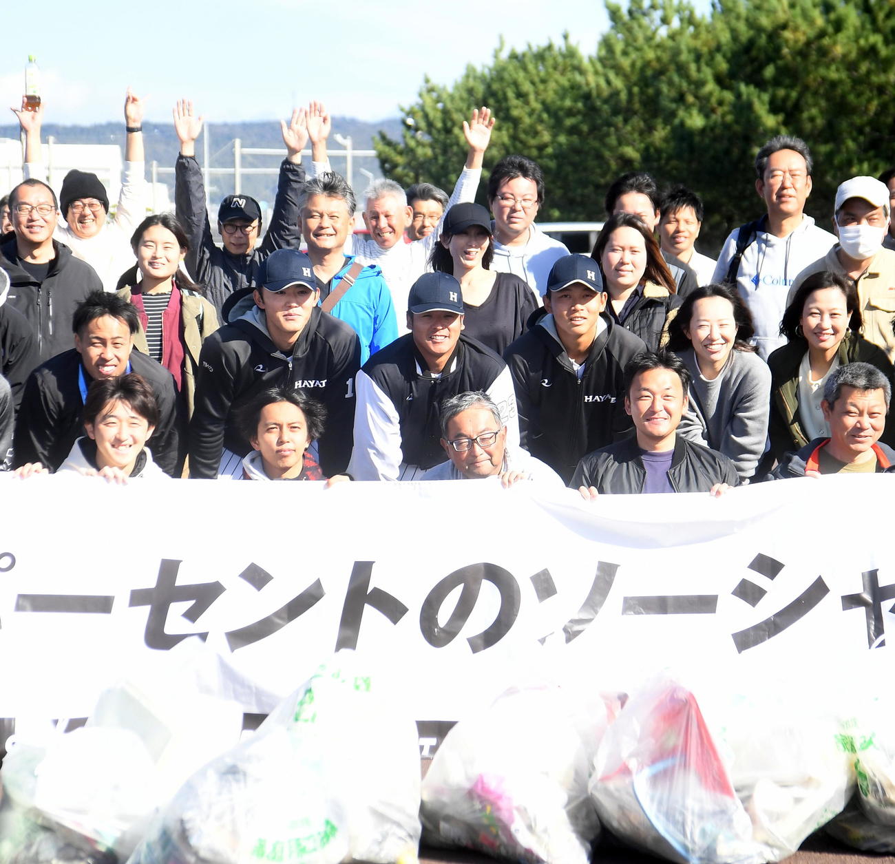 清掃活動を終え、記念撮影に納まるくふうハヤテの選手。2列目中央左から宮路、仲村、山田