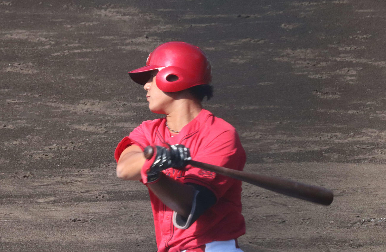紅白戦で2安打した広島渡辺悠斗内野手（撮影・前原淳）＝2025年11月20日、天福球場