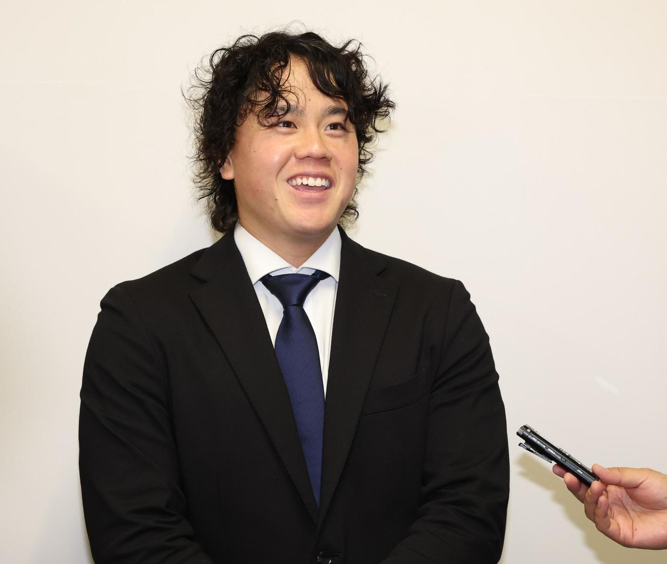 契約更改を終え記者会見する日本ハム畔柳（撮影・黒川智章）