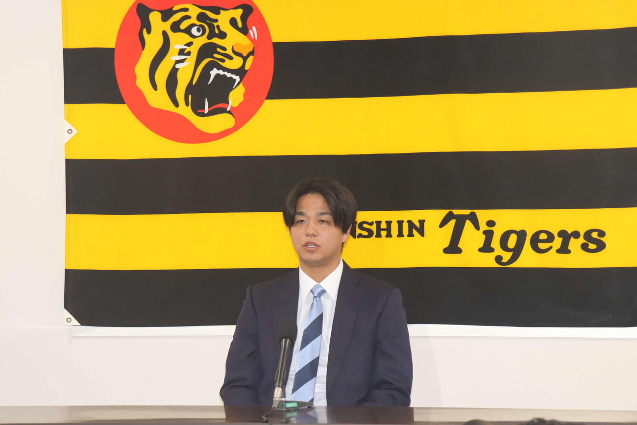 契約交渉に臨んだ阪神高橋遥人投手＝2025年11月20日、甲子園