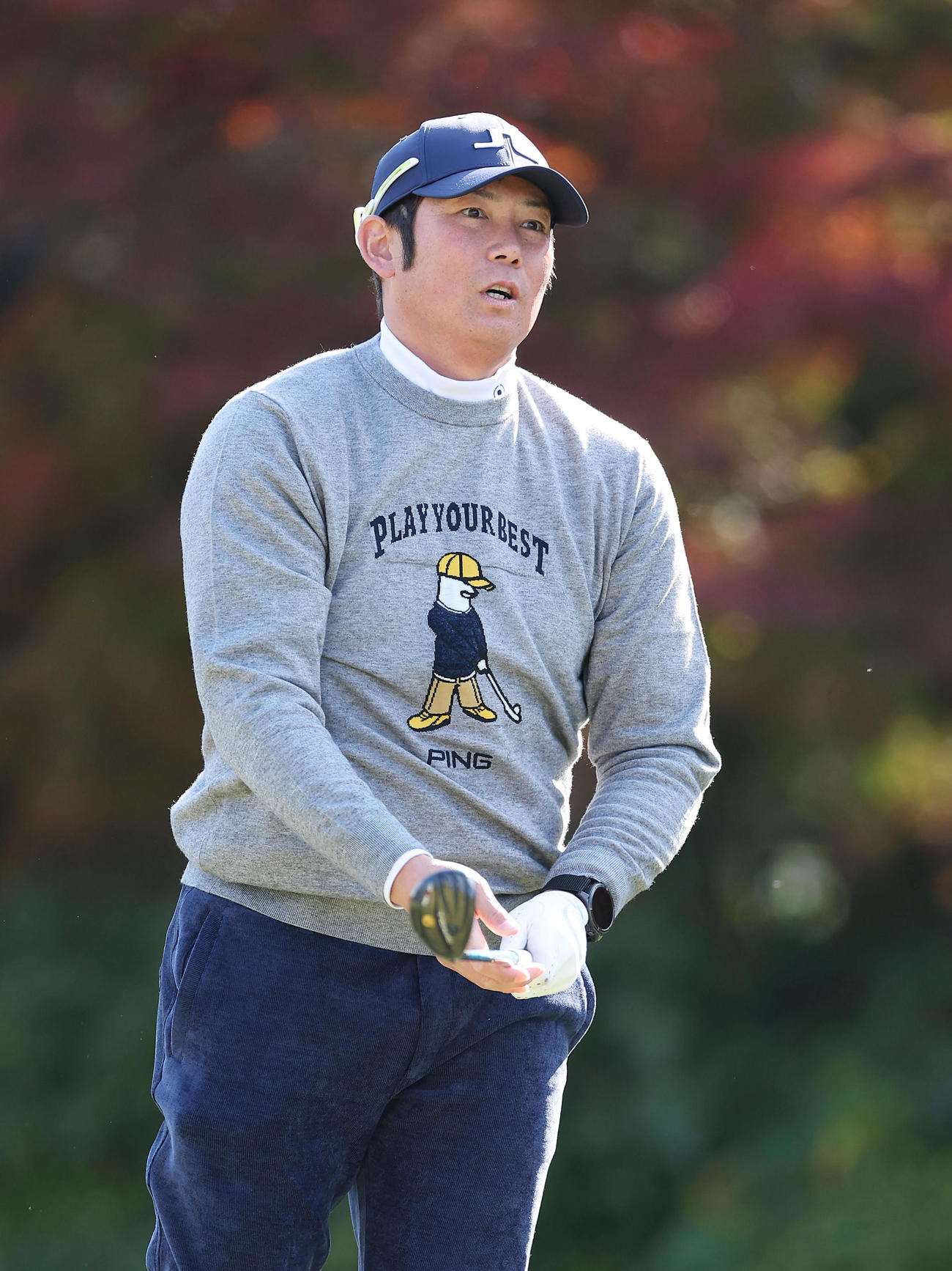 ティーショットを放ち、打球を見つめる阪神岩田CA（撮影・前田充）