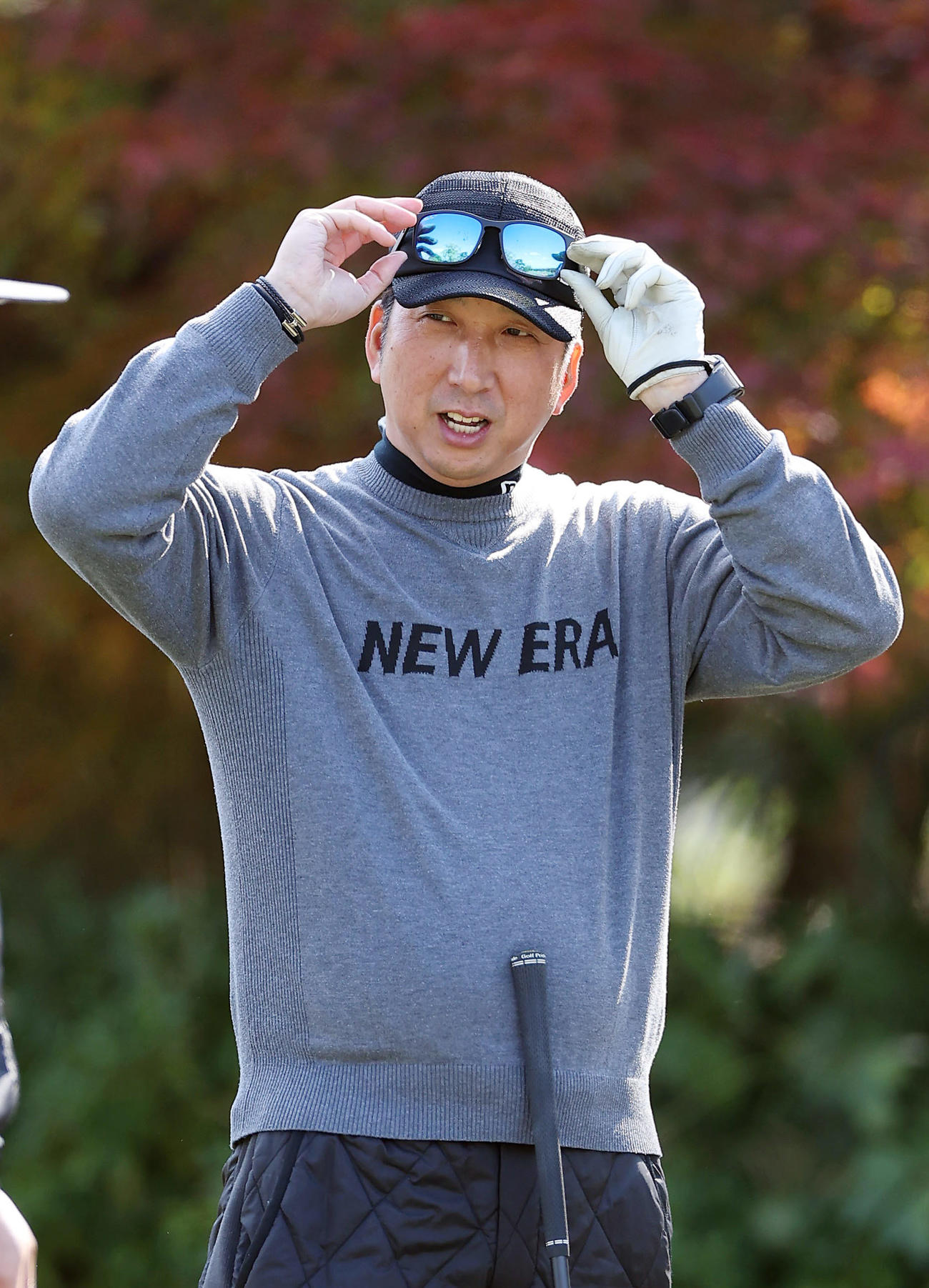 ティーショットに臨む阪神藤川監督（撮影・前田充）