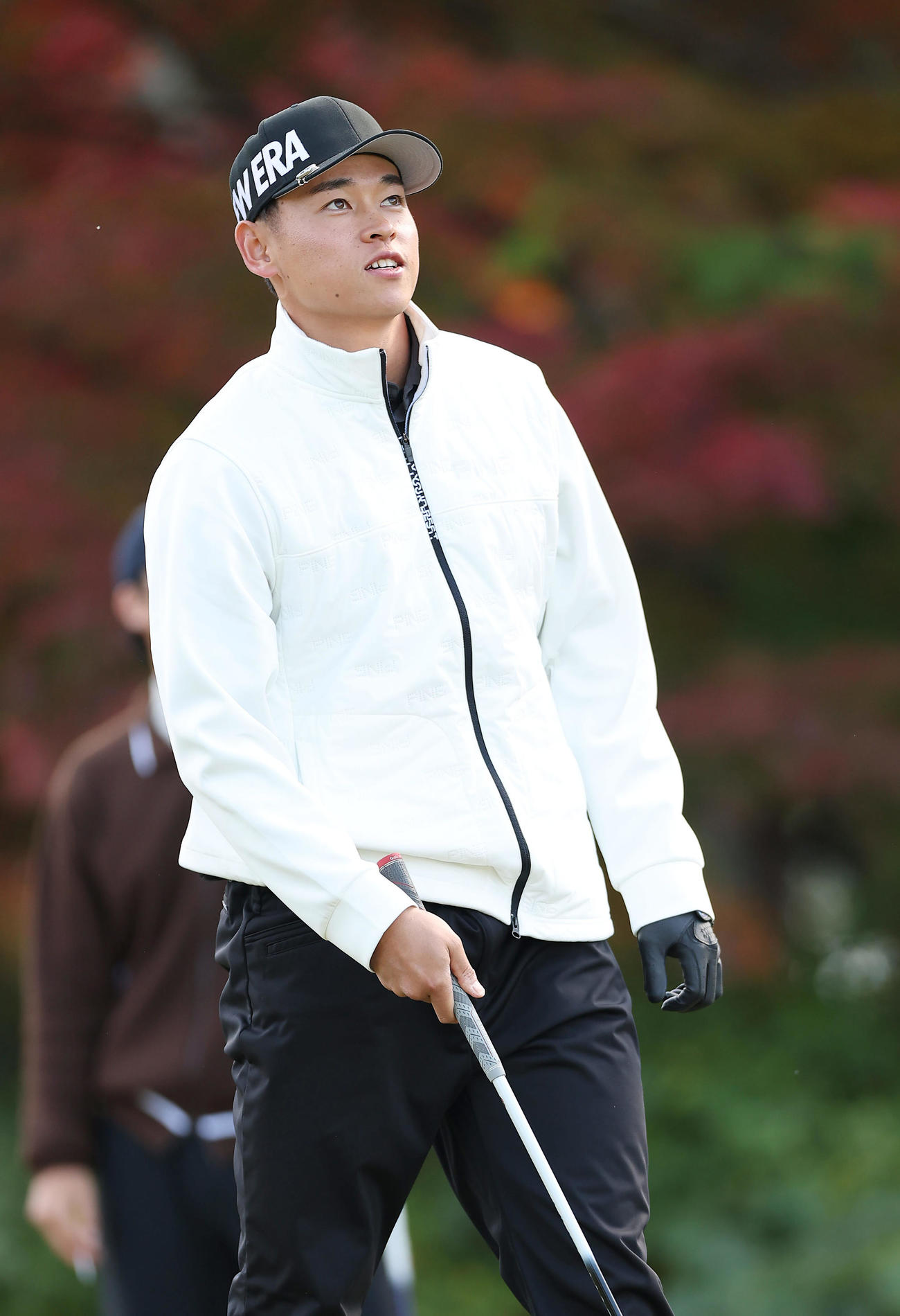 ティーショットを放ち、打球を見つめる阪神早川（撮影・前田充）