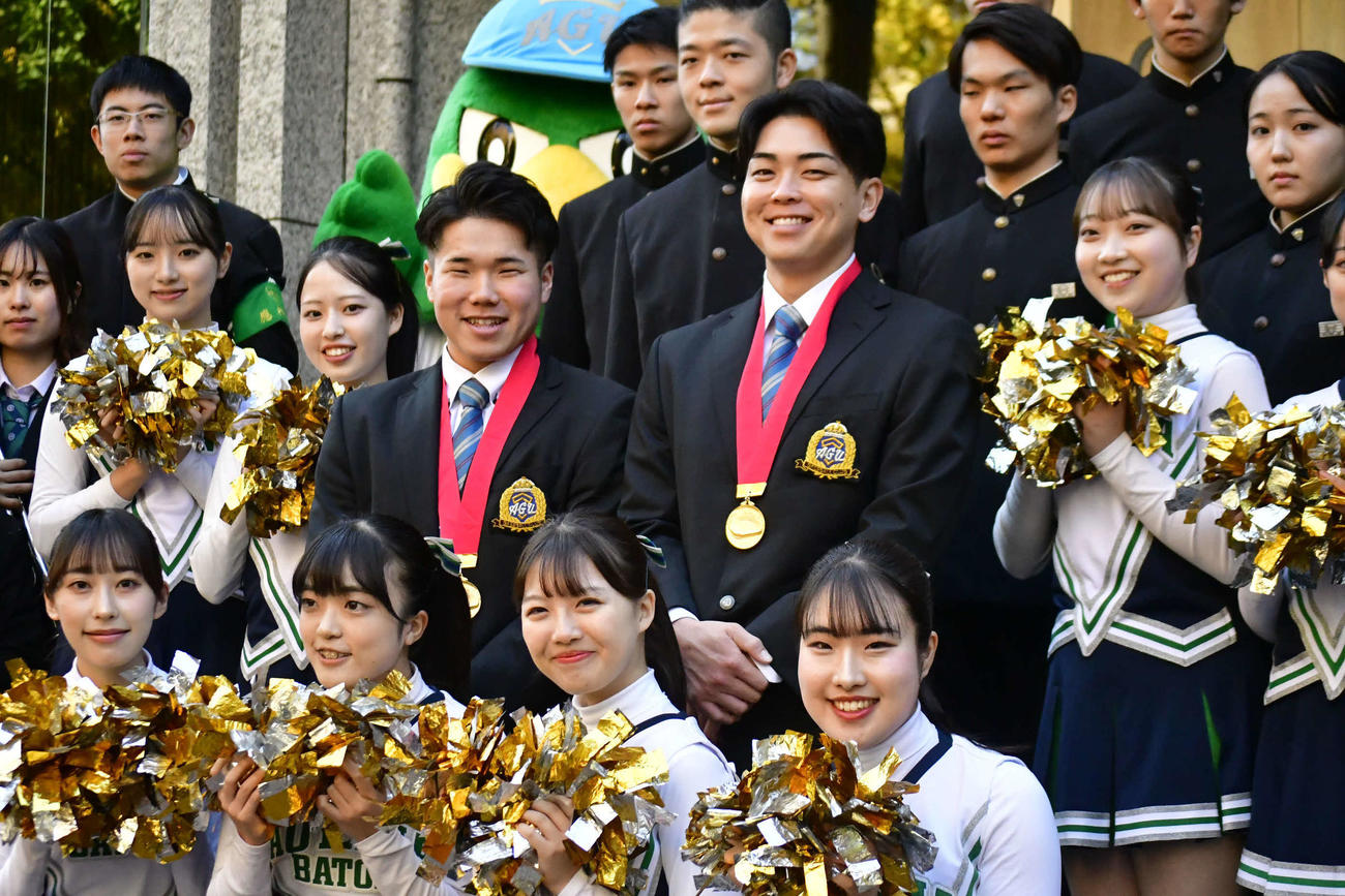 東京・青山キャンパスで行われた青学大の優勝報告会で笑みを浮かべるDeNA1位小田康と中日1位中西（撮影・平山連）