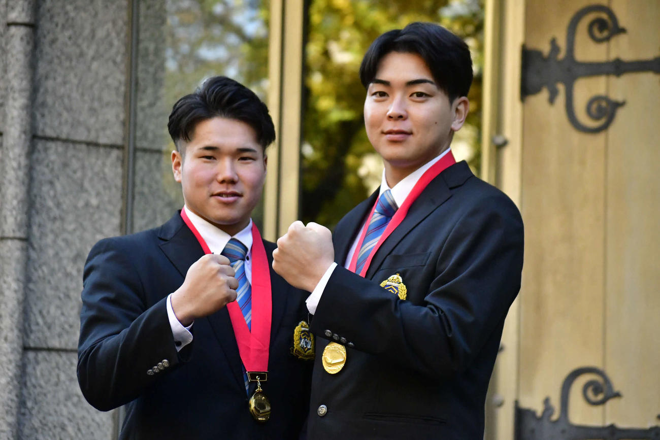東京・青山キャンパスで行われた青学大の優勝報告会。拳を握るDeNA1位小田（左）と中日1位中西（撮影・平山連）