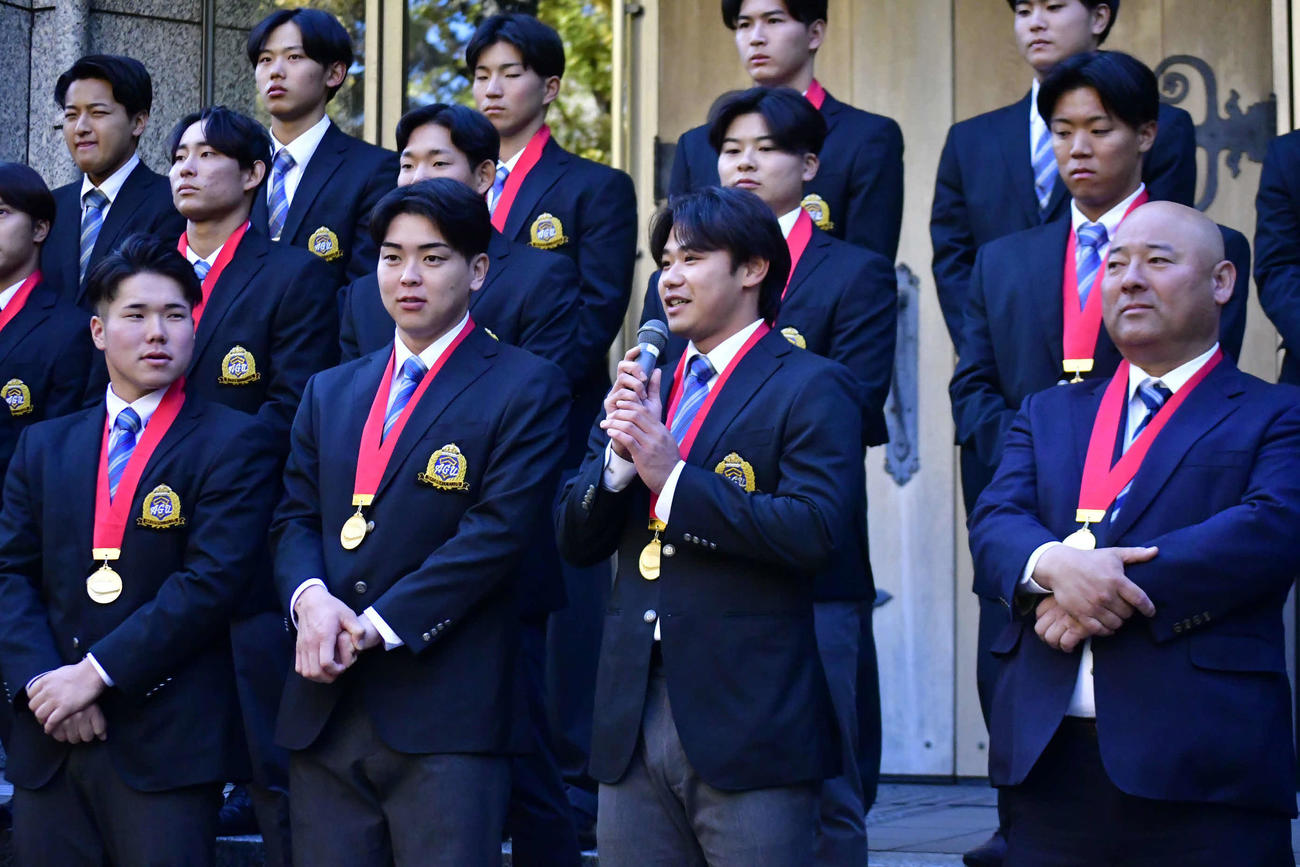 東京・青山キャンパスで行われた青学大の優勝報告会。前列左からDeNA1位小田、中日1位中西聖、藤原主将、安藤監督（撮影・平山連）