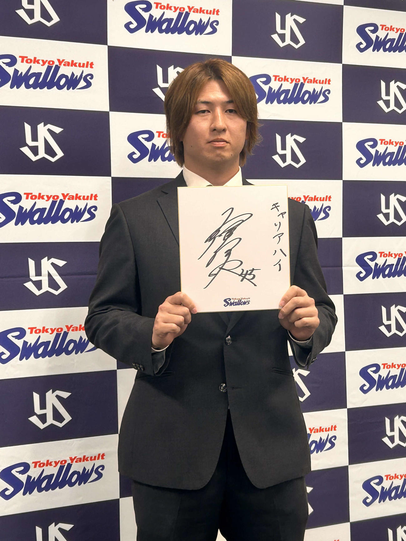 色紙に来季の目標を「キャリアハイ」と記したヤクルト小沢（撮影・上田悠太）