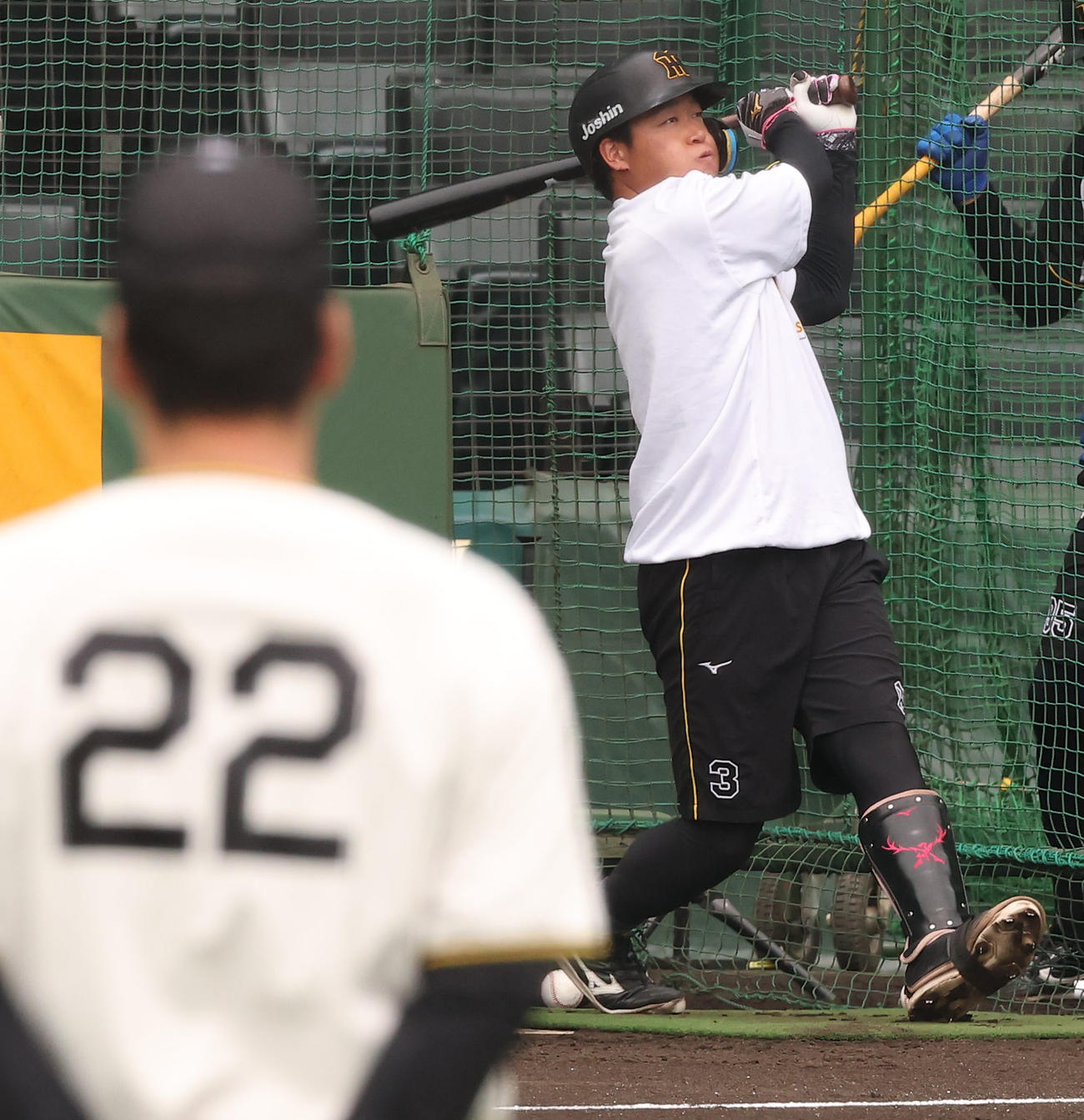 藤川球児監督（左）のチェックを受けながらフリー打撃練習をする大山悠輔（25年10月撮影）