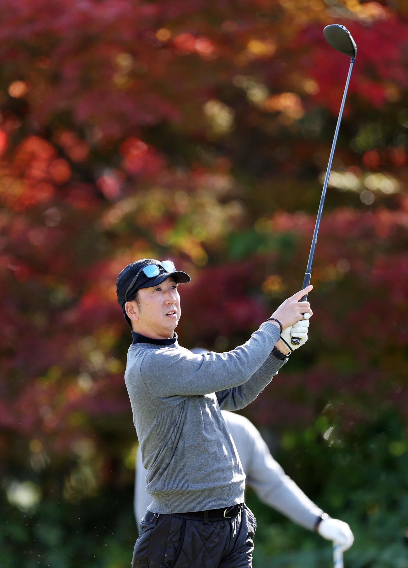 ティーショットを放ち、打球を見つめる阪神藤川監督（撮影・前田充）