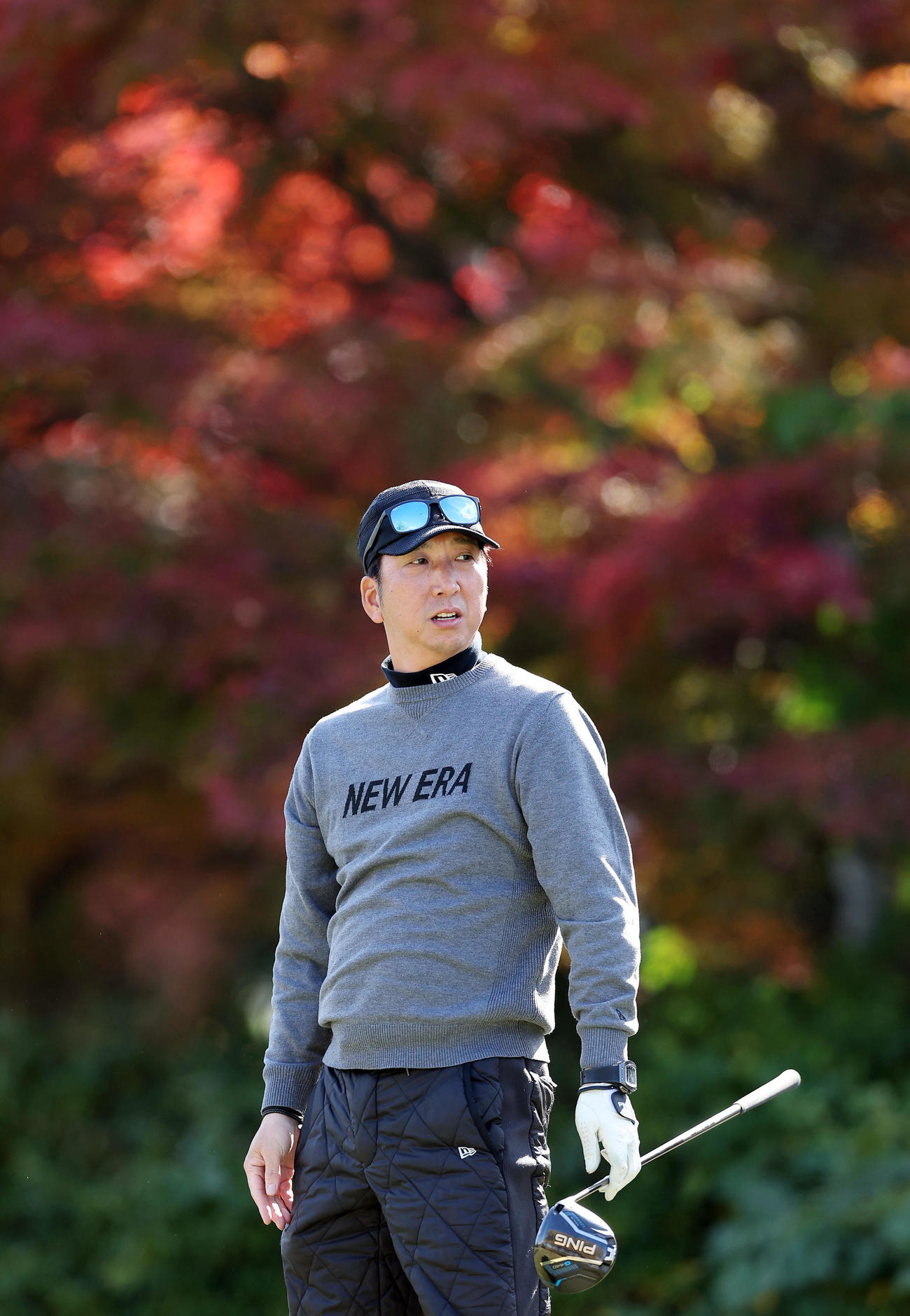 ティーショットを放ち、打球を見つめる阪神藤川監督（撮影・前田充）