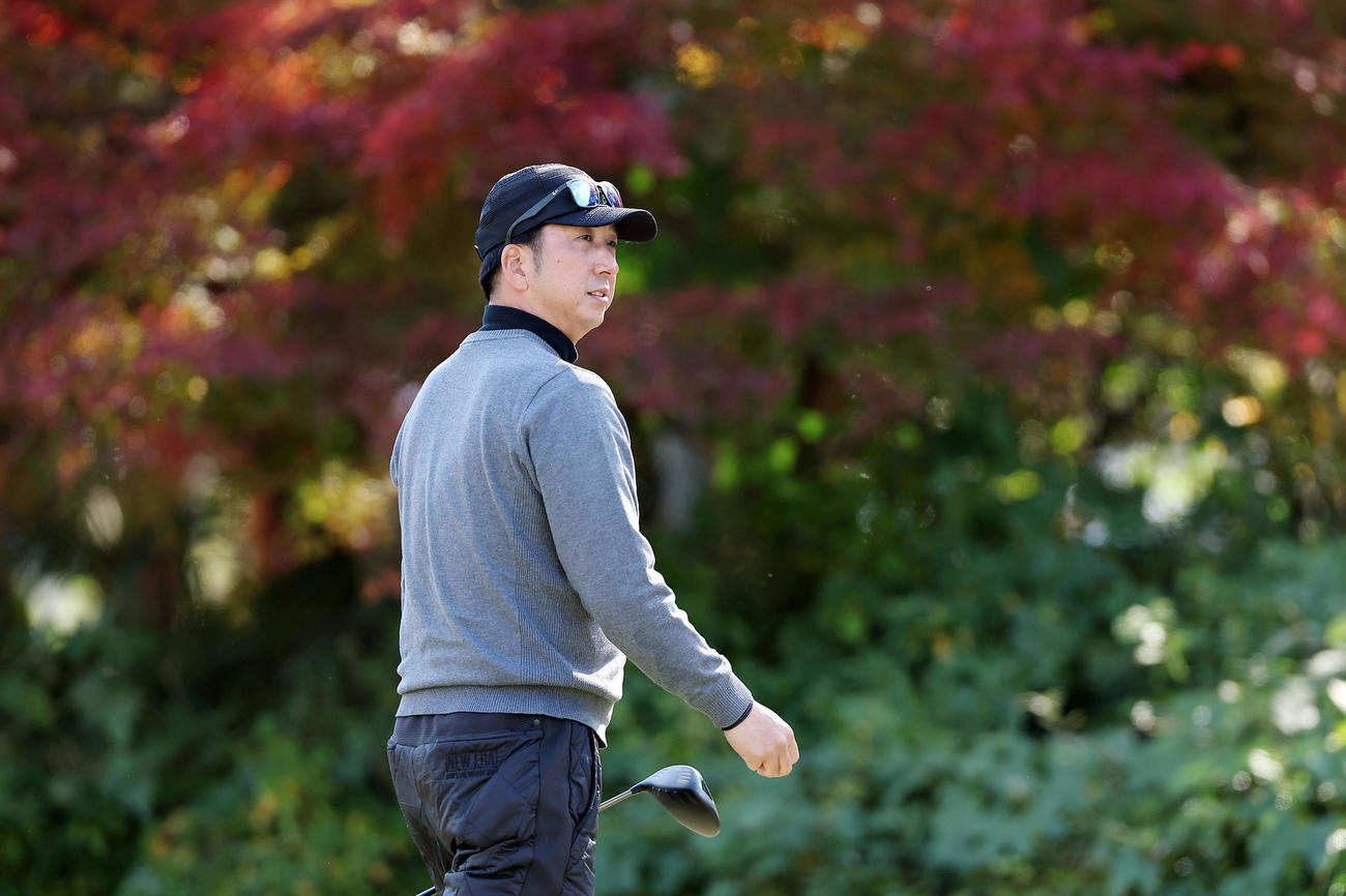 ティーショットを放ち、打球を見つめる阪神藤川監督（撮影・前田充）
