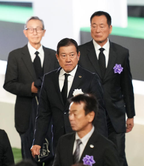 献花を終えた原氏（中央）ら（撮影・足立雅史）