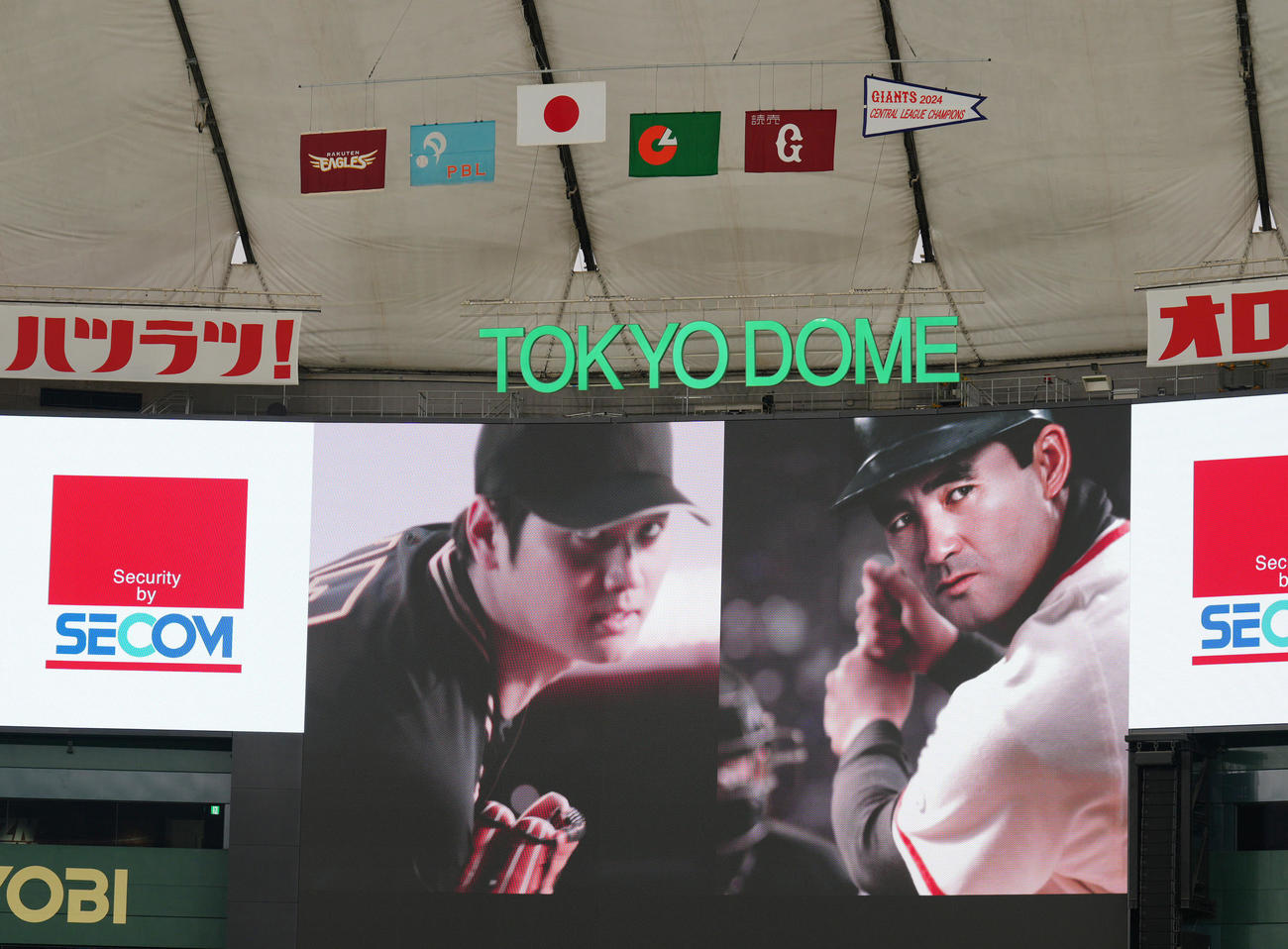 25年6月6日　半旗の掲げられた東京ドームに長嶋さんとドジャース大谷の映像が映し出される