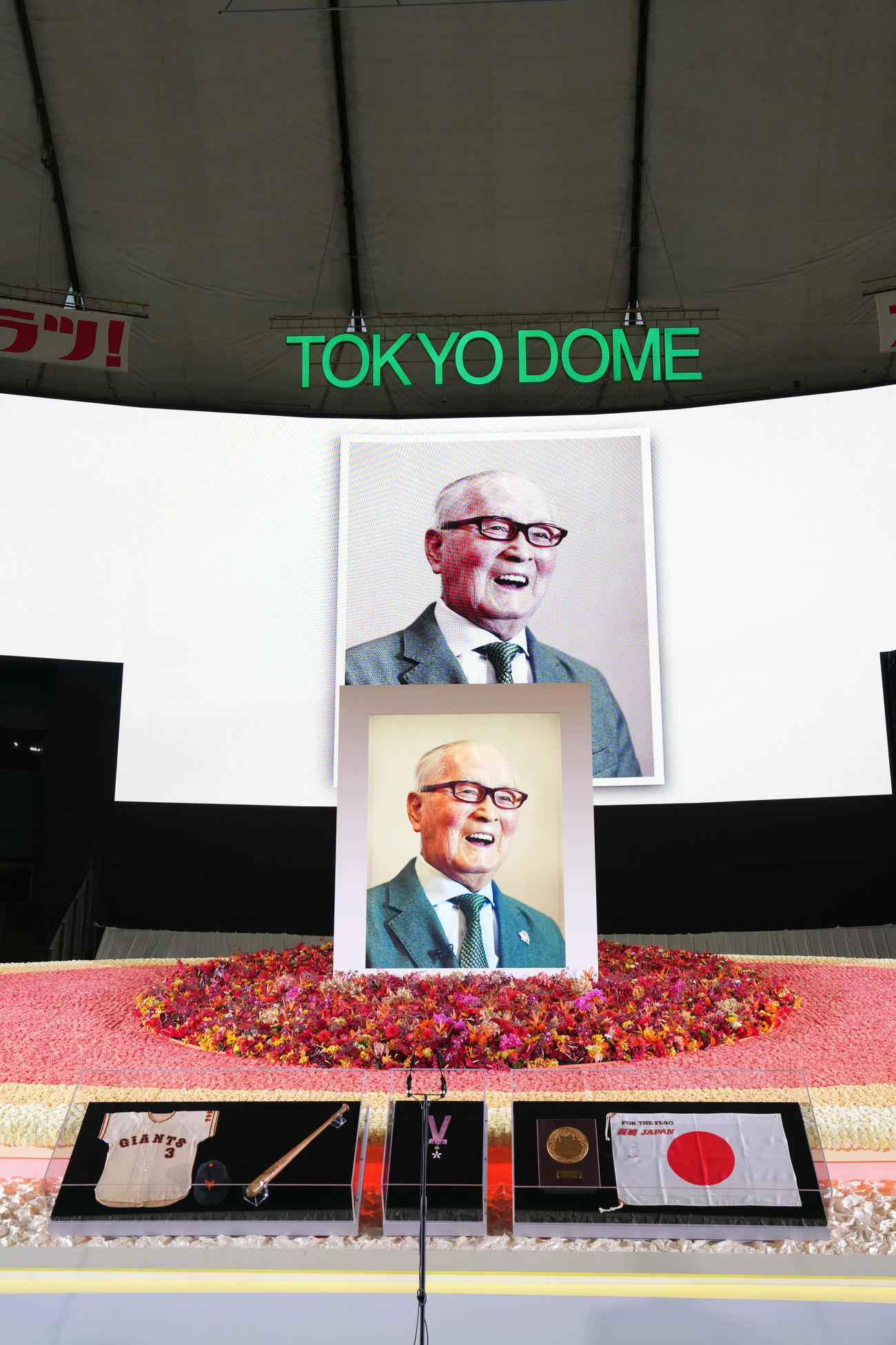 「ミスタージャイアンツ　長嶋茂雄　お別れの会」の祭壇（撮影・足立雅史）