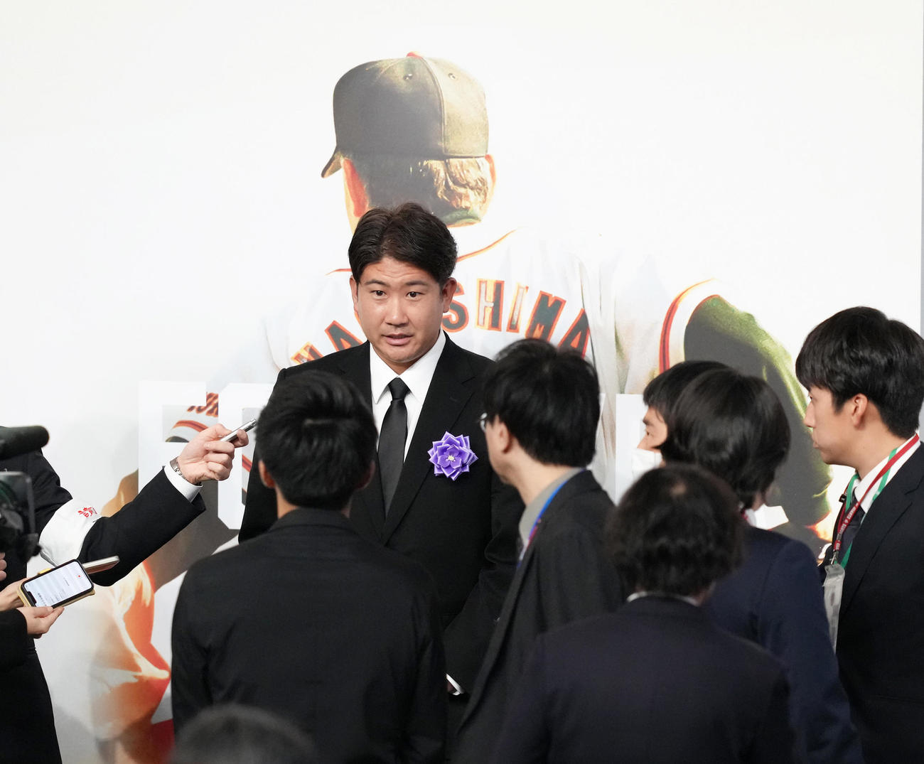 参列し、取材に応じるオリオールズ菅野（撮影・足立雅史）