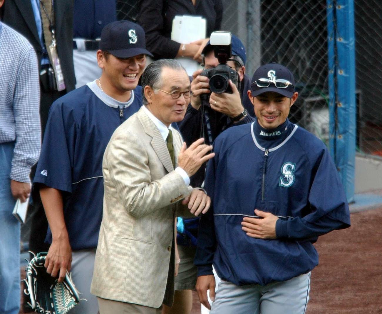 03年4月29日　ヤンキース対マリナーズ　試合前の練習で談笑する長嶋茂雄全日本監督（中央）とイチロー、左は佐々木主浩