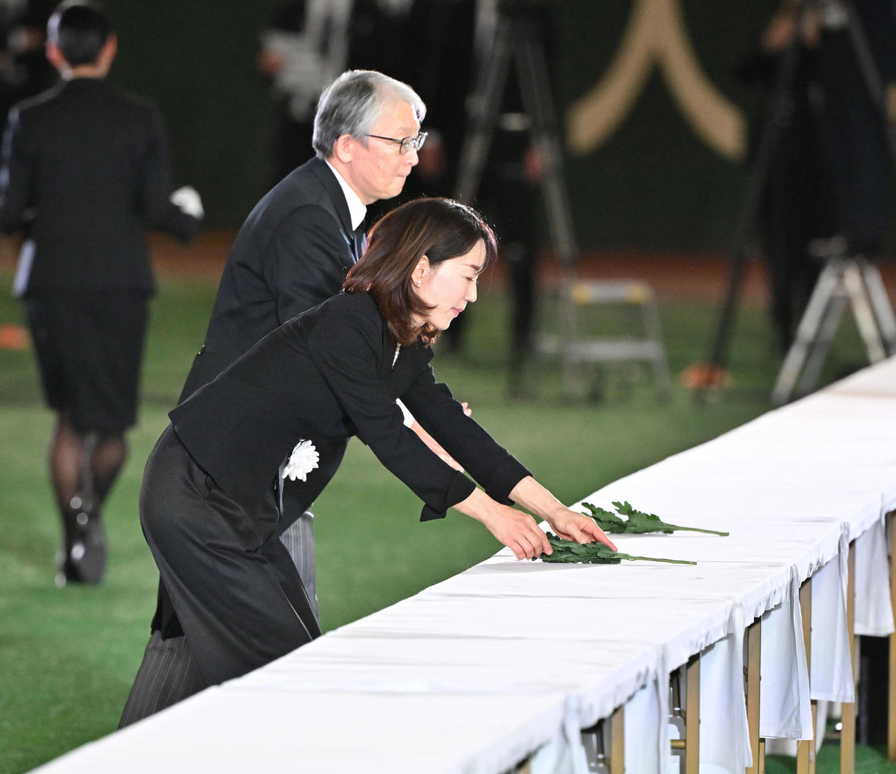 献花する長島三奈さん（手前）と巨人の山口寿一オーナー（代表撮影）
