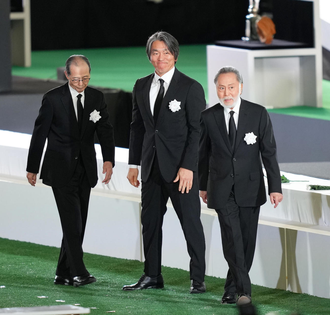 献花を終えた、左から王氏、松井氏、北大路欣也（撮影・足立雅史）