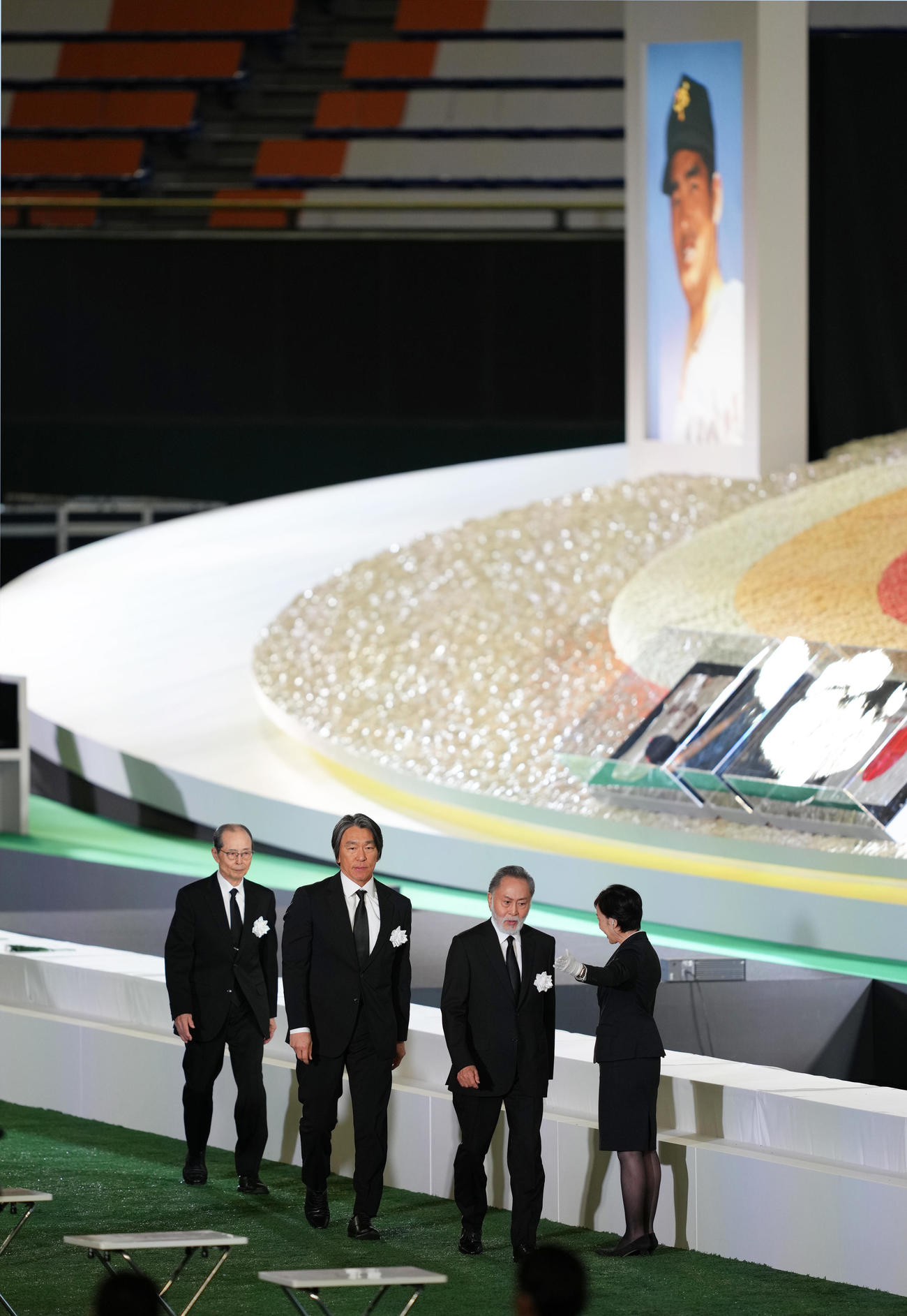 献花を終えた、左から王氏、松井氏、北大路欣也（撮影・足立雅史）