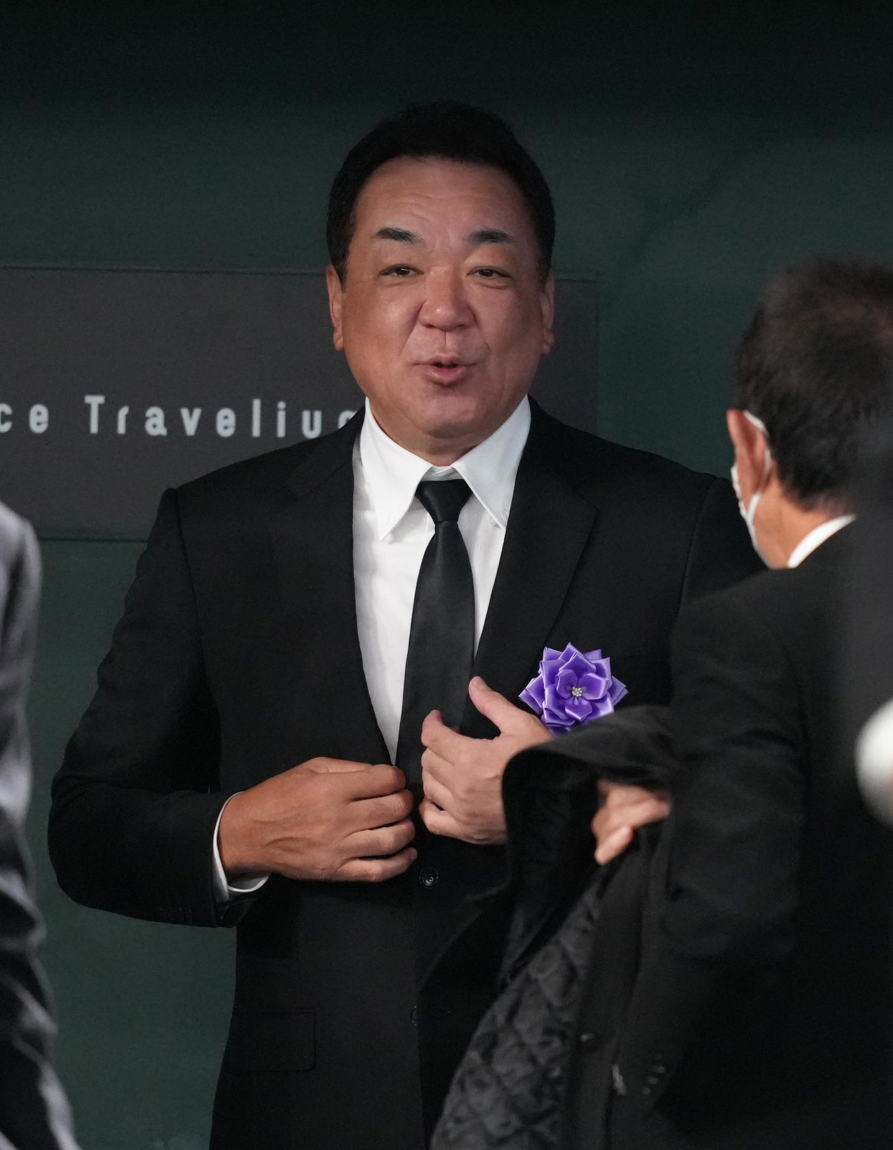 参列し、関係者と談笑する槙原氏（撮影・足立雅史）