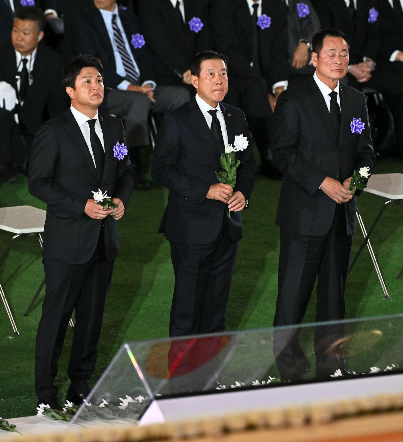 献花する、左から高橋氏、原氏、中畑氏（撮影・滝沢徹郎）