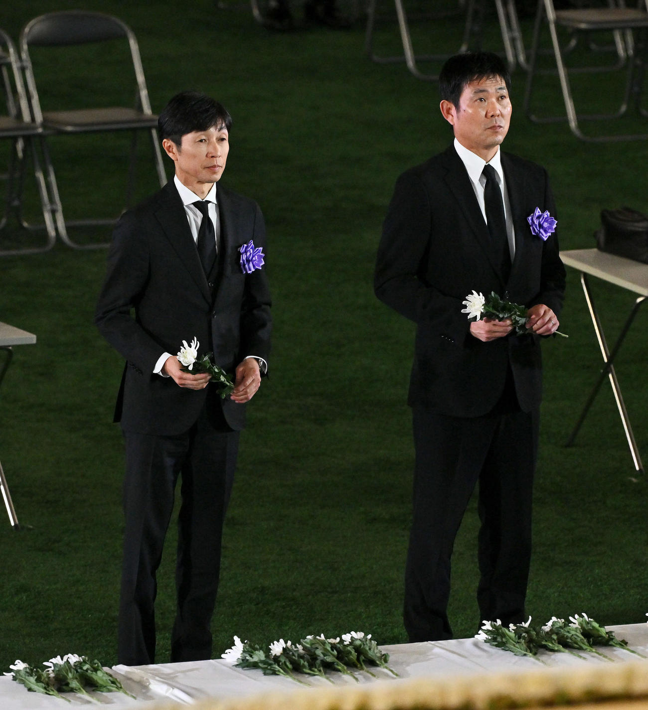 献花する武豊騎手（左）とサッカー日本代表の森保監督（撮影・滝沢徹郎）