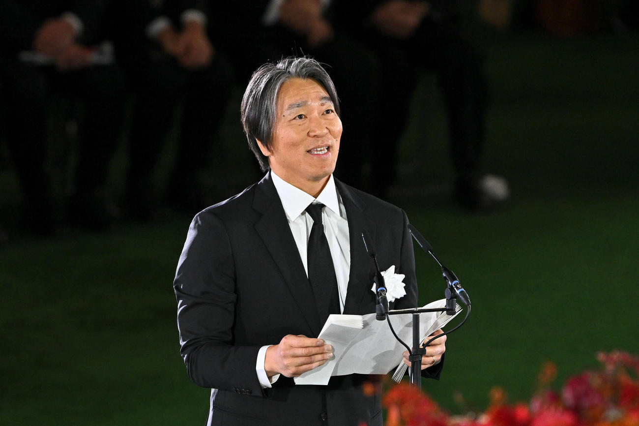 お別れの言葉を述べる松井氏（撮影・滝沢徹郎）