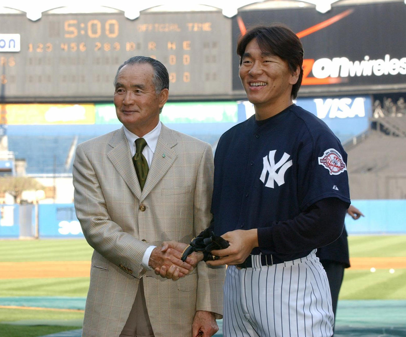 ヤンキースタジアムを訪れた長嶋茂雄氏（左）と笑顔で握手を交わすヤンキース松井秀喜（2003年4月撮影）