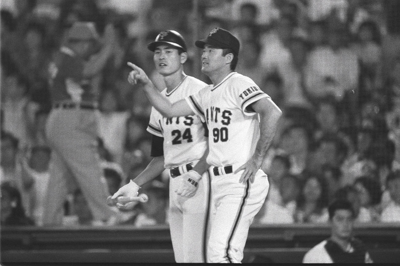 中畑清（左）に指示を出す長嶋茂雄監督＝1979年
