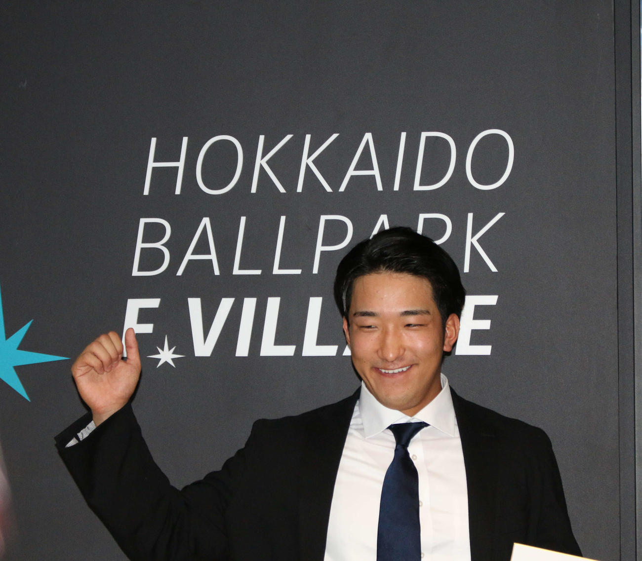エスコンフィールドで契約更改を終えた日本ハム有薗（撮影・木下大輔）