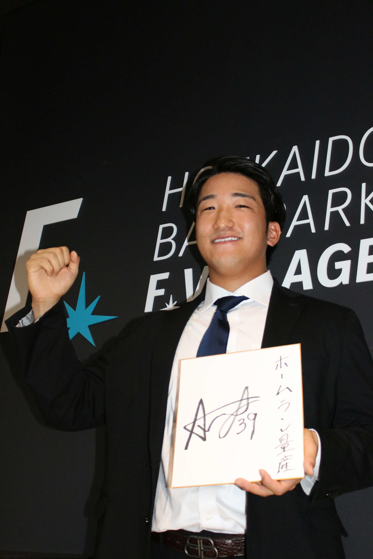 エスコンフィールドで契約更改を終えた日本ハム有薗（撮影・木下大輔）