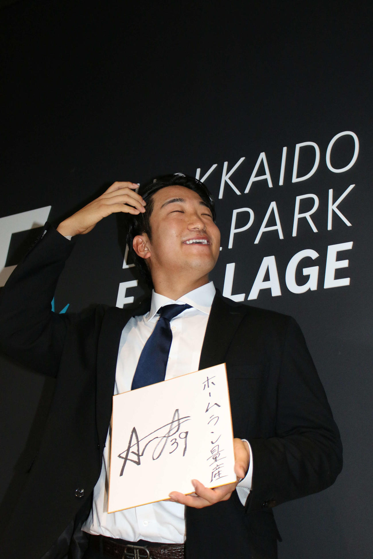 エスコンフィールドで契約更改を終えた日本ハム有薗（撮影・木下大輔）