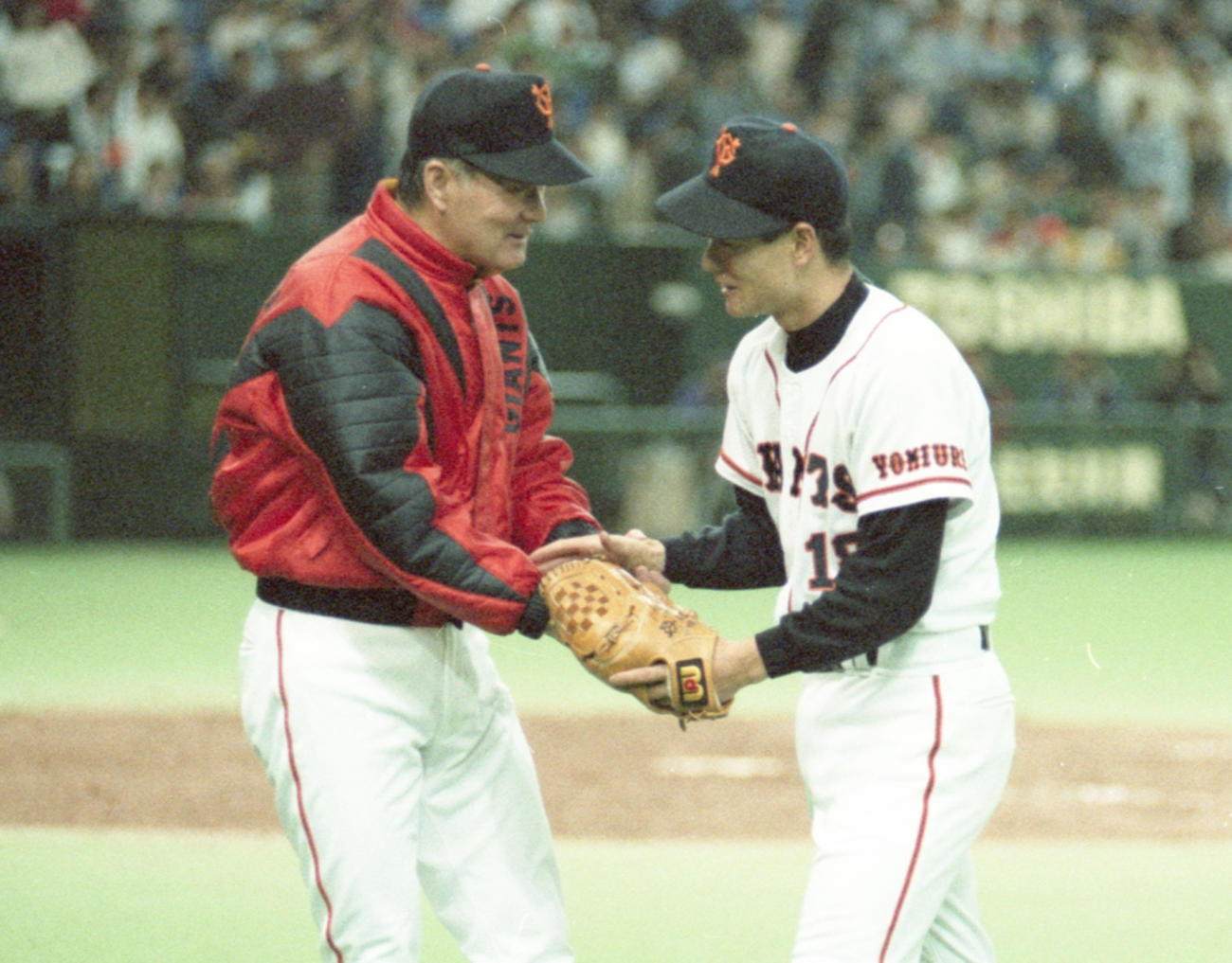 長嶋茂雄監督（左）が完封勝利した桑田真澄投手を出迎えて祝福した＝1993年