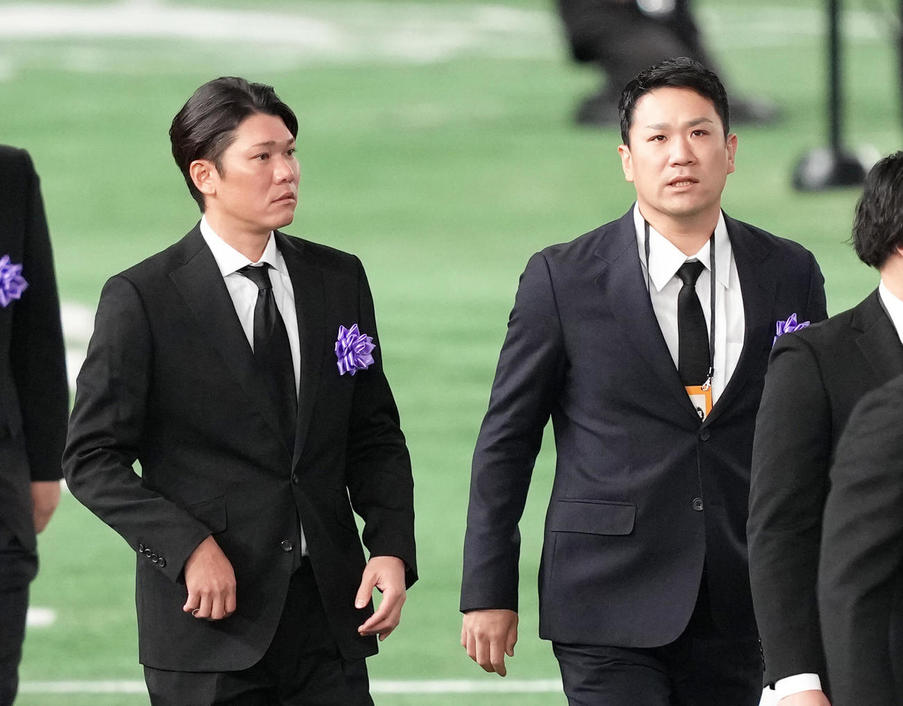 参列した巨人の坂本（左）と田中将（撮影・足立雅史）