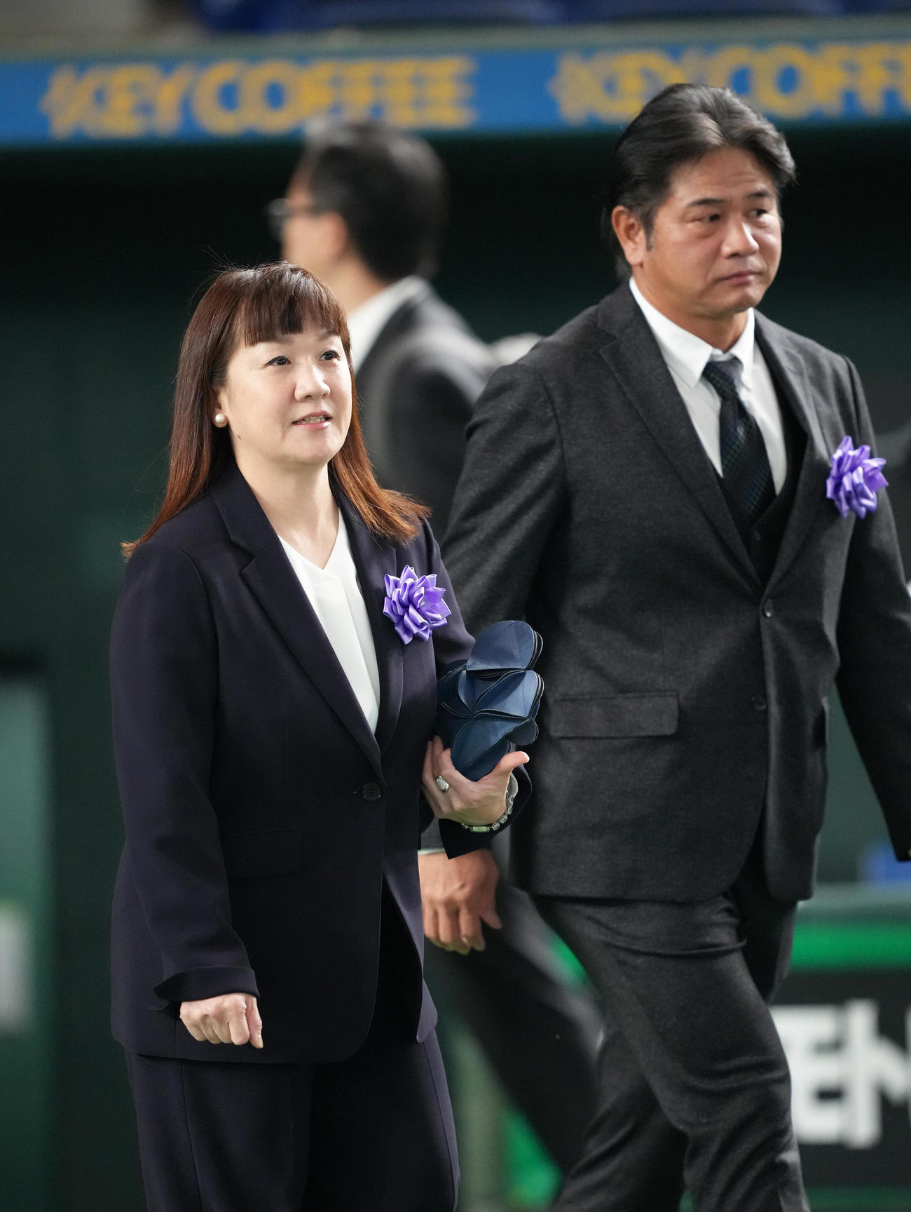 参列した谷佳知（右）亮子夫妻（撮影・足立雅史）