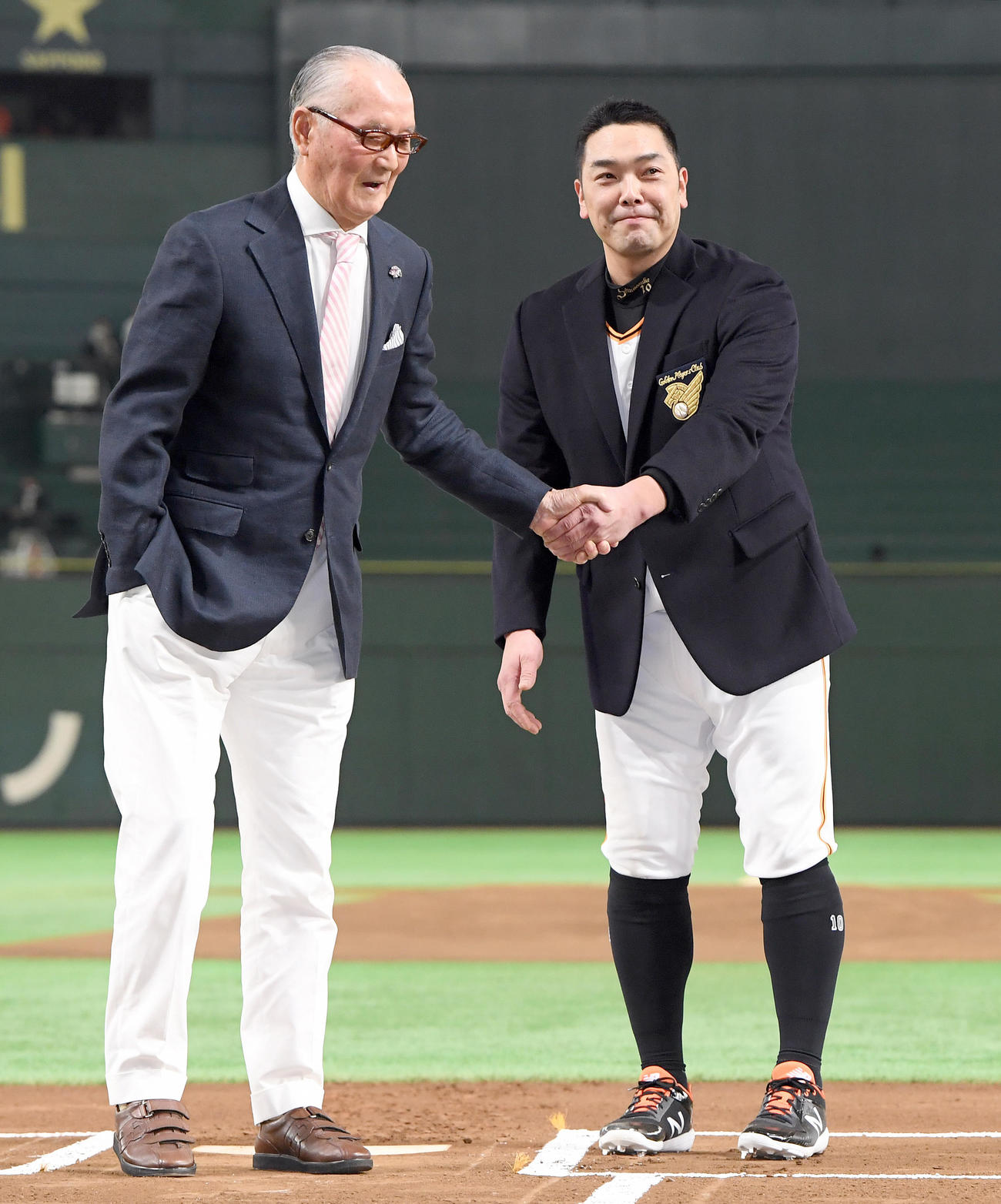 17年8月26日　2000本安打を達成し名球会のブレザーを長嶋茂雄終身名誉監督（左）から贈られ笑顔を見せる巨人阿部慎之助