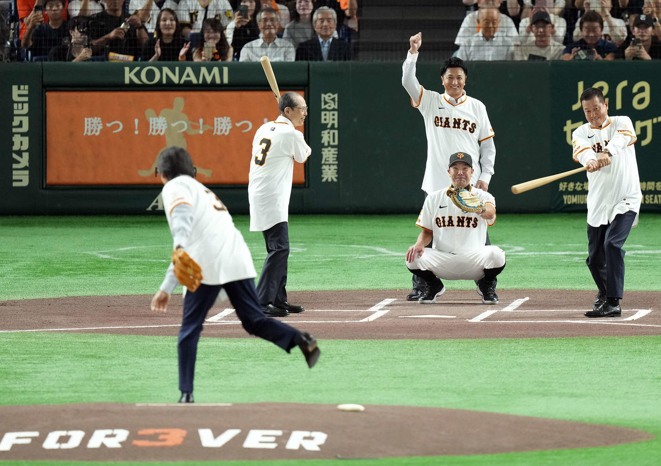 25年8月16日　巨人対阪神　長嶋茂雄終身名誉監督追悼試合のセレモニアルピッチで打者を務めた王貞治氏、（左）と原辰徳氏。中央は捕手を務めた巨人阿部慎之助監督。後方は審判を務めた高橋由伸氏
