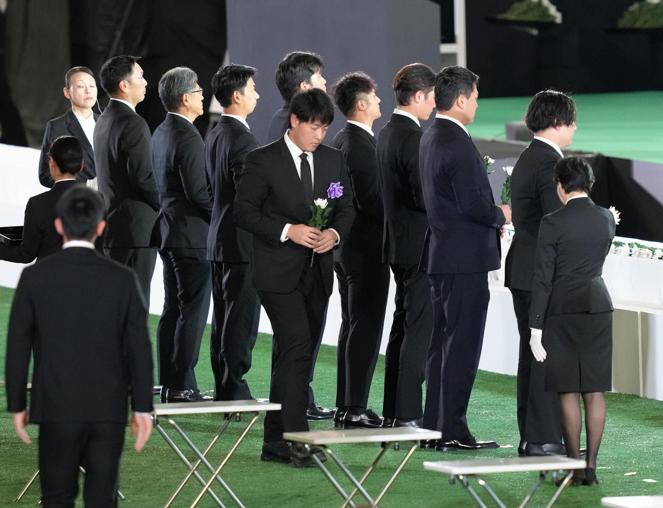 献花を行う巨人岡本（中央）ら（撮影・足立雅史）