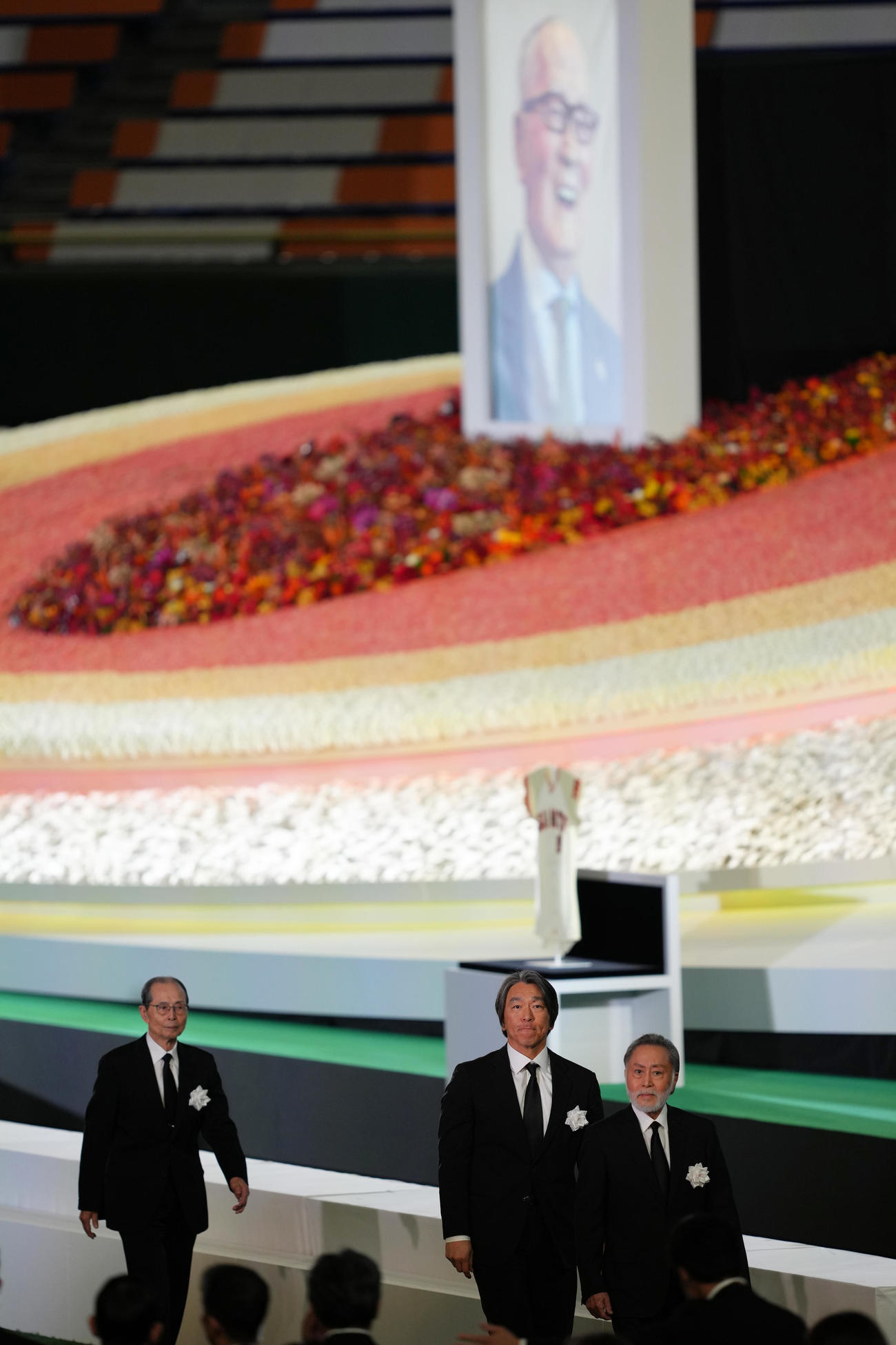 献花を終えた、左から王氏、松井氏、北大路欣也（撮影・足立雅史）