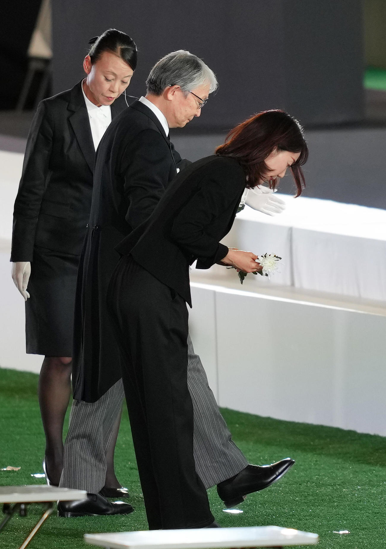 献花を行う巨人山口オーナー（左）と長島三奈さん（撮影・足立雅史）