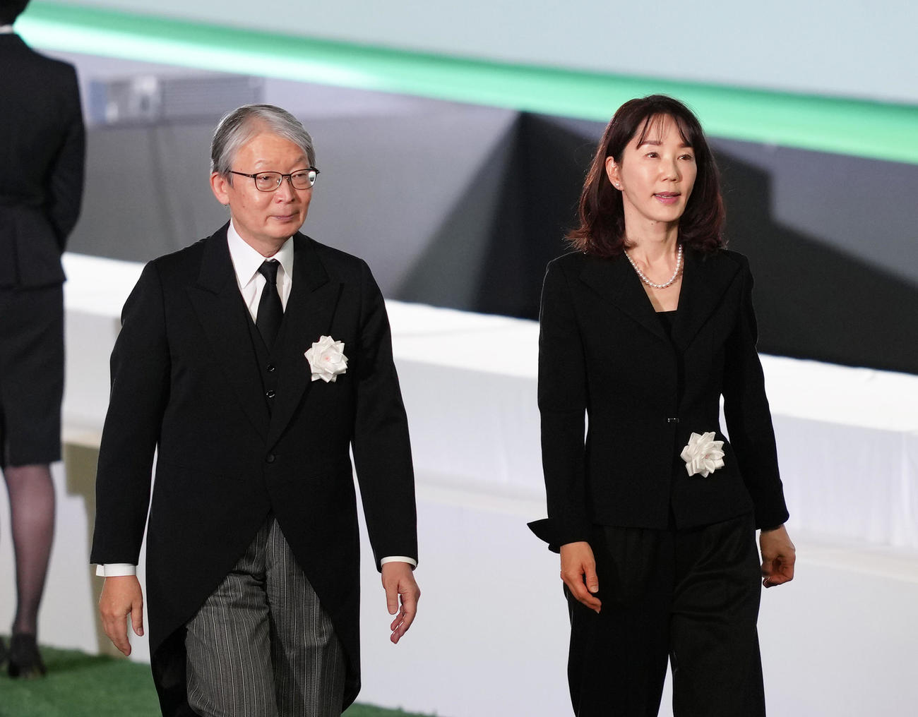 献花を終えた巨人山口オーナー（左）と長島三奈さん（撮影・足立雅史）
