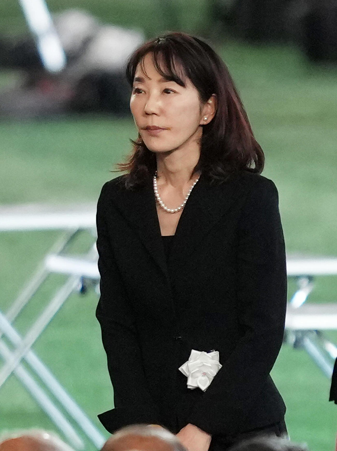 献花を行う長島三奈さん（撮影・足立雅史）