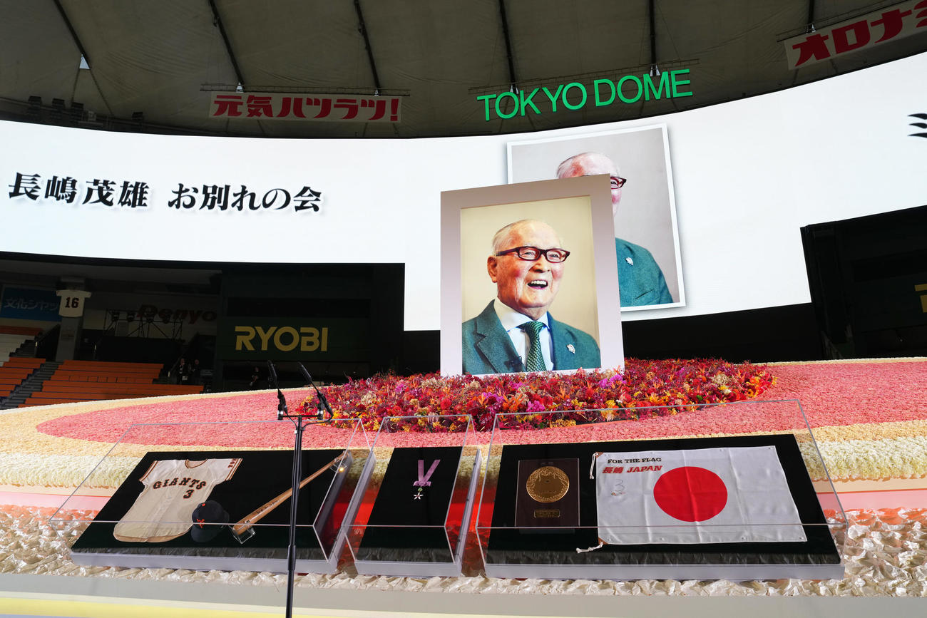 「ミスタージャイアンツ　長嶋茂雄　お別れの会」の祭壇（撮影・足立雅史）