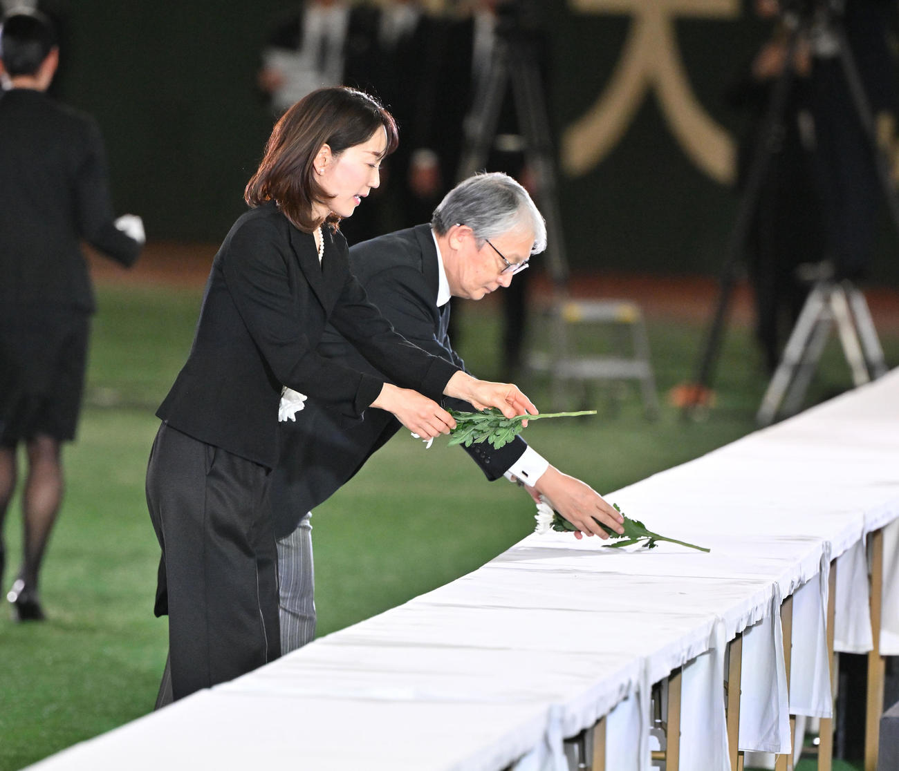 献花する長島三奈さん（左）と巨人の山口寿一オーナー（代表撮影）