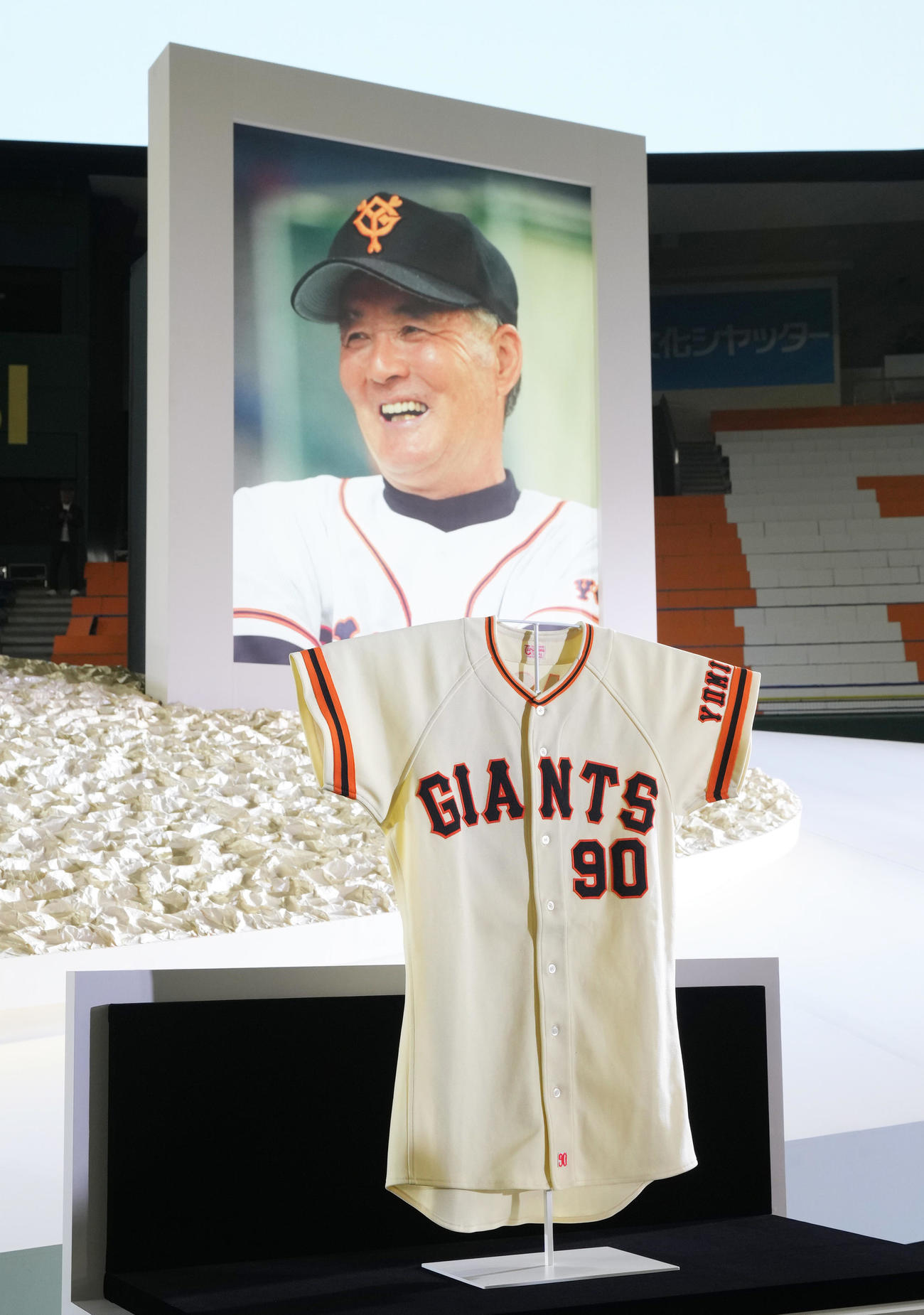 祭壇に展示された監督時代のユニホーム（撮影・足立雅史）