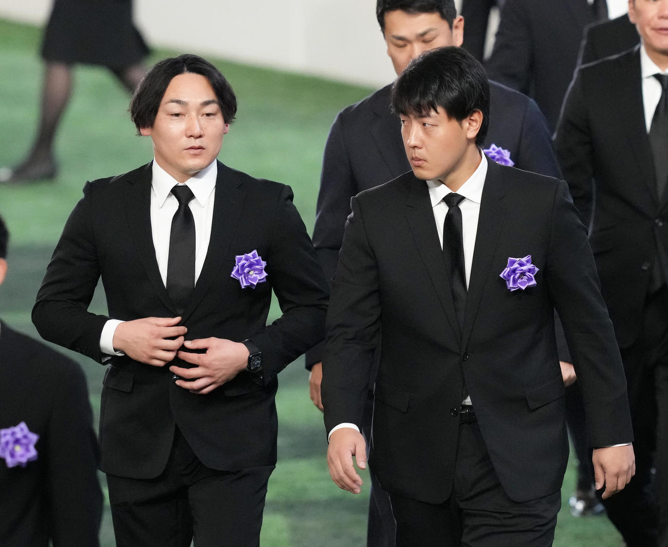 参列した巨人の丸（左）と岡本（撮影・足立雅史）
